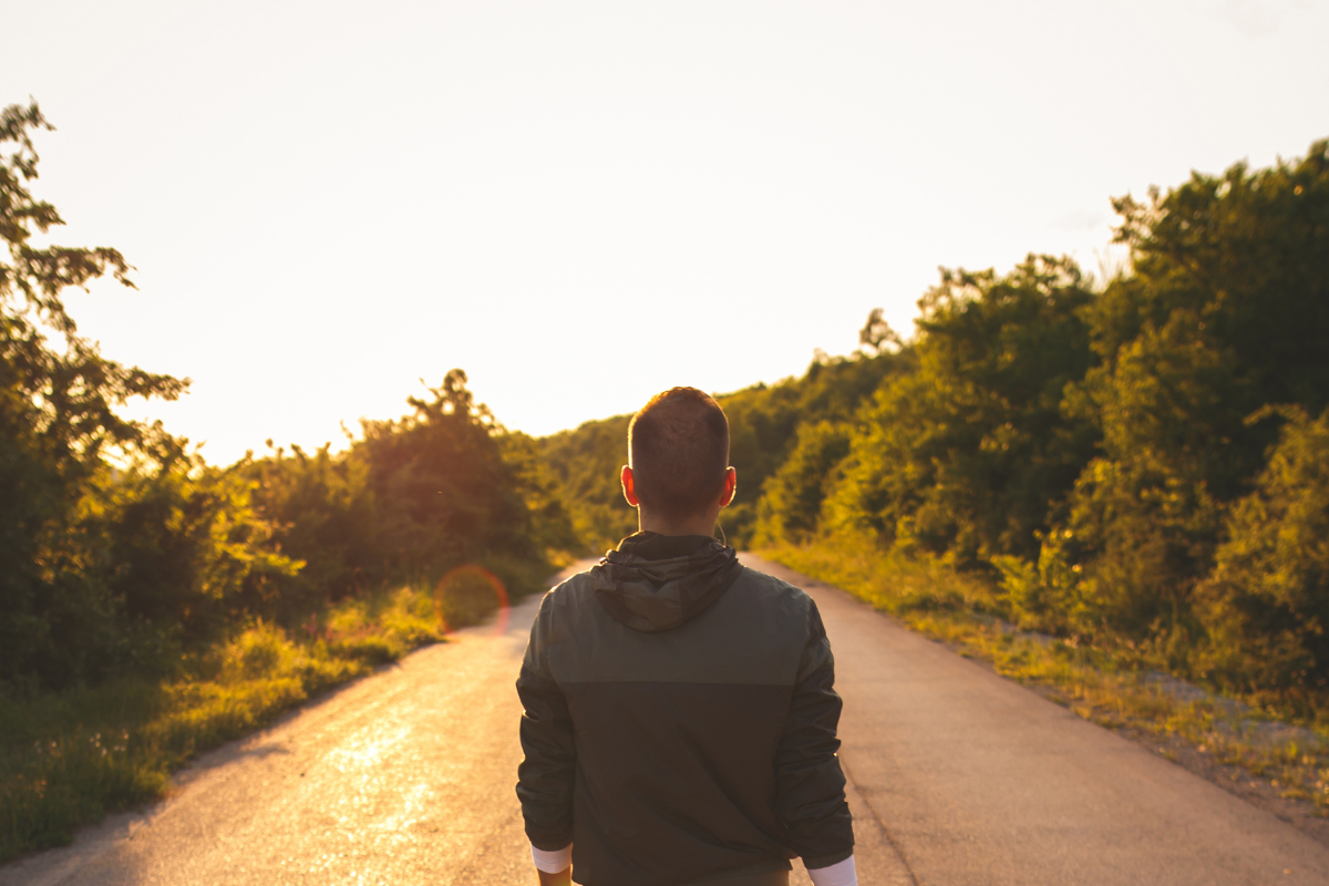 Caminho ao amanhecer, simbolizando o recomeço no tratamento